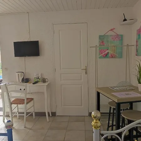 Les Chenets Bed and Breakfast Chenay (Deux-Sevres)